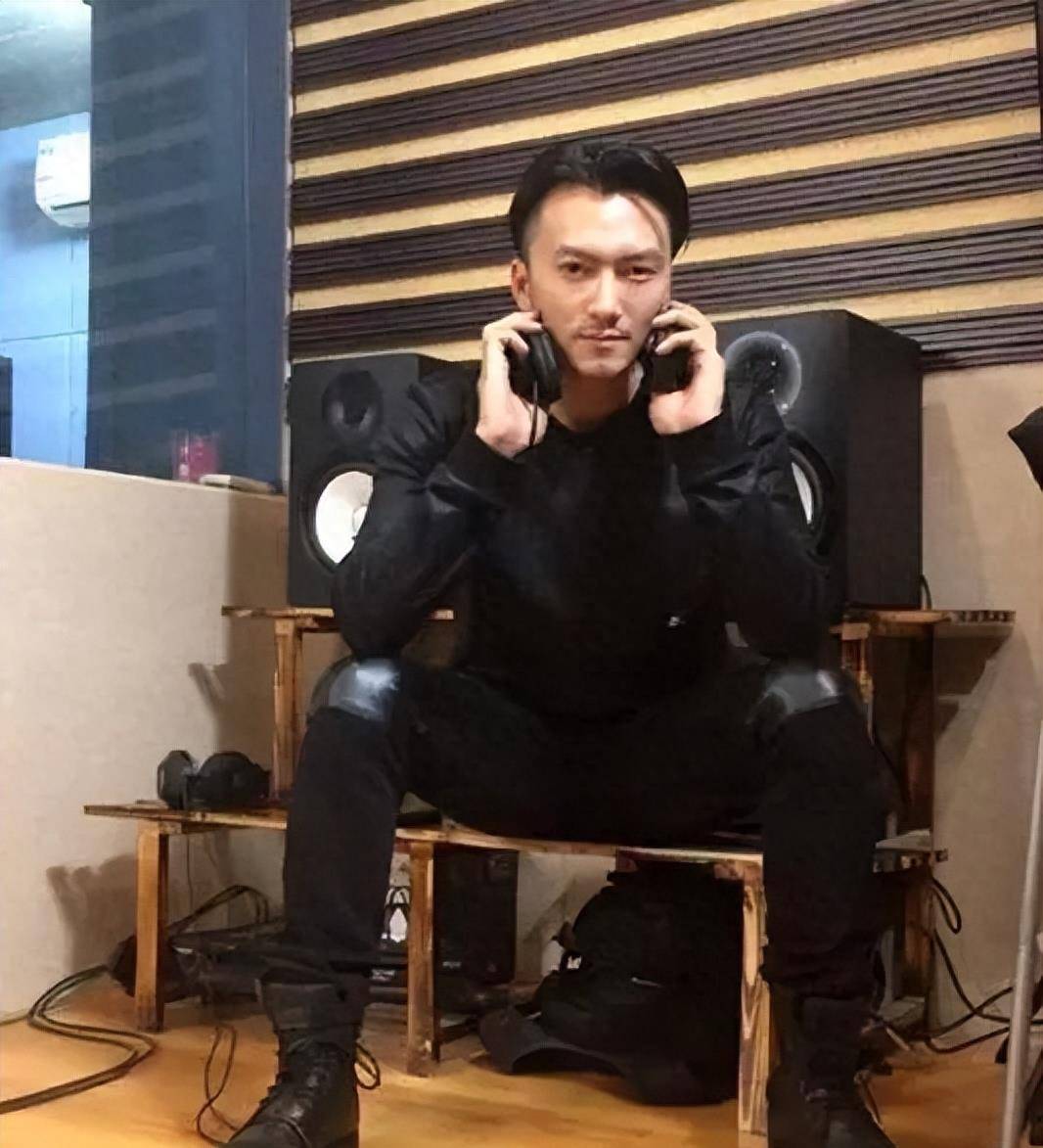 小伙因长相帅气不甘心送快递,整容成谢霆锋,25岁逆袭成百万富豪_易波