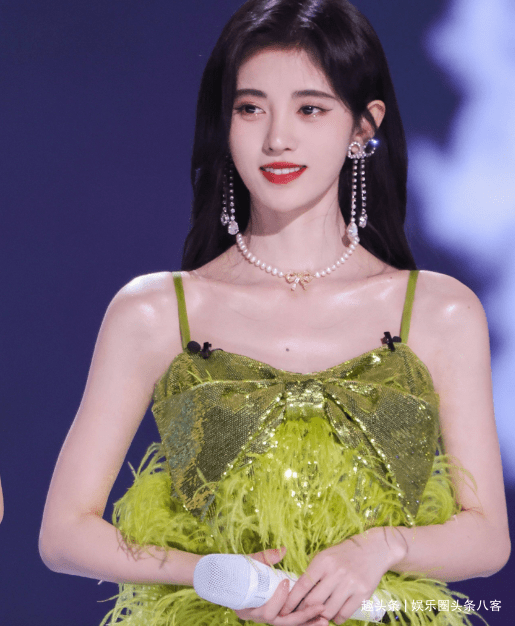 孟美岐鞠婧祎《创3》同框,两人官方身高只差4cm,有人说谎了呀_差距