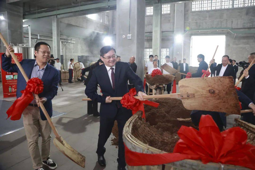 签约暨中国白酒生态智能酿造产教融合示范园投粮仪式_产业_发展_泸州