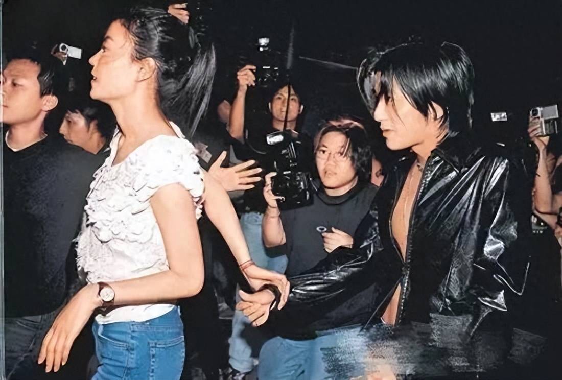 王菲现身京城,挺着大肚子为男友庆生显激动,霆锋紧急作出回应!