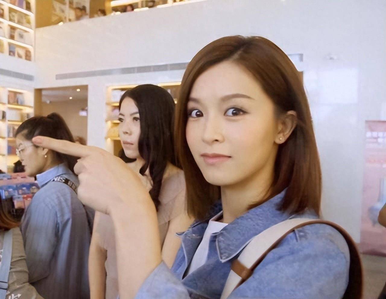 文咏珊:曾三度在公众场合插刀angelababy,后因不当发言险遭封_婚礼