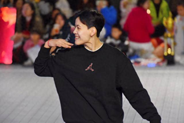 被保安架走 摔跟头,扎心原因揭晓_杨淑玉_杨舒宇_球迷