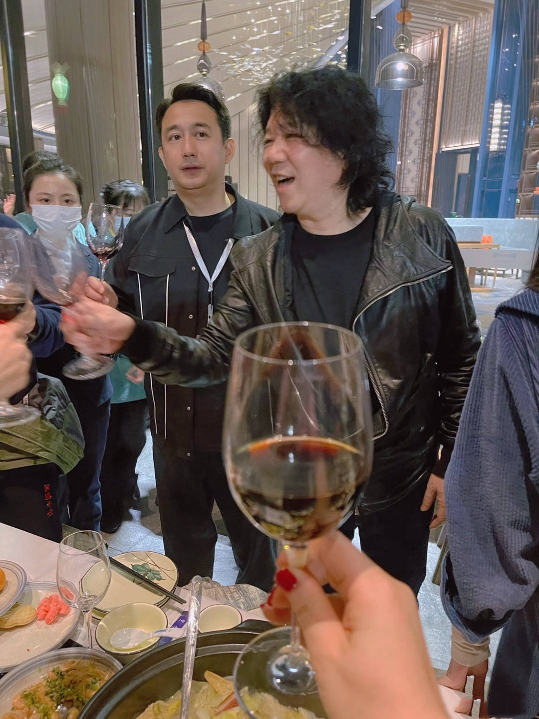 乌镇聚餐的名利场,倪妮局促敬酒,李冰冰力捧周也,冯小刚遭冷落_陈丹青