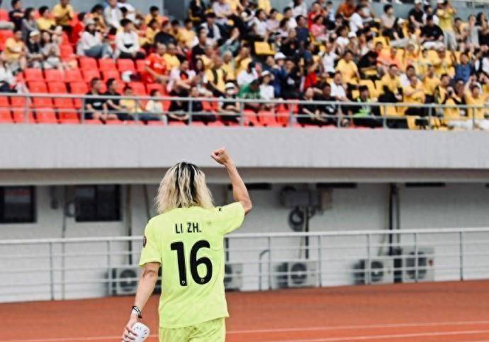 四川九牛后卫李智:期待明年的四川德比,三段冲超经历很难忘_中超_赛季