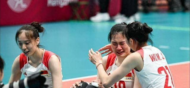 独自撑起中国女排!蔡斌,请省着点使用!_朱婷_小学_受伤