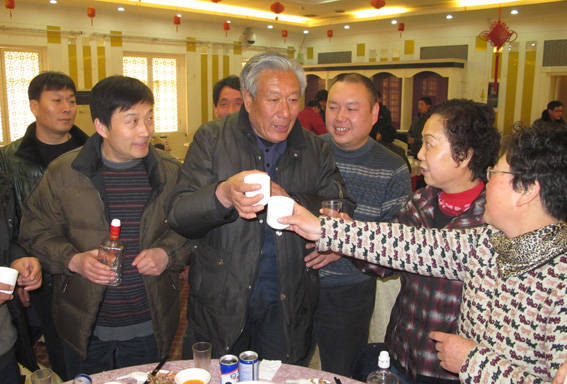 温县体育局宋明军局长(右一)到场祝贺温县张金太副县长亲临宴会现场