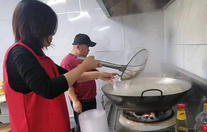 容城县平王乡举办重阳节主题活动_老人_饺子馅_爱老