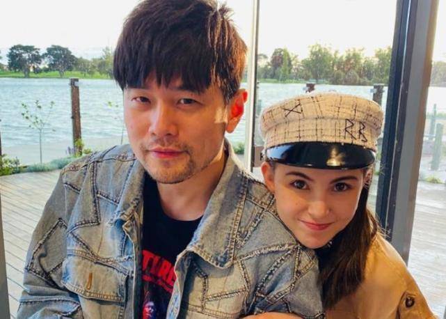 周杰伦老婆孩子出游,昆凌腿和女儿一样细,5岁海瑟薇打扮太潮了_照片