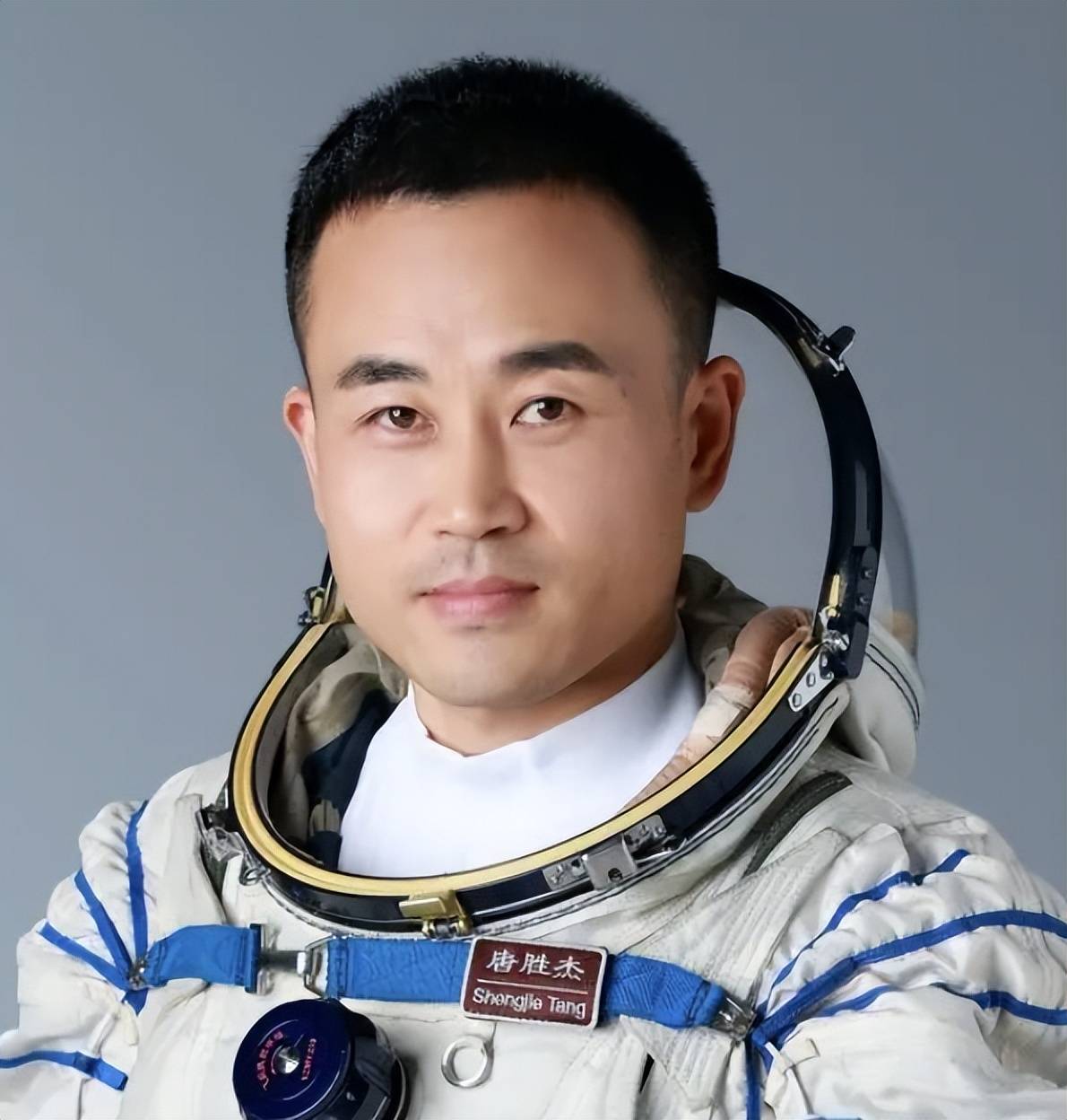 了空军航空大学,成为一名飞行员,飞过6种机型,31岁入选第三批航天员