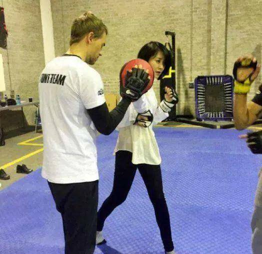 51岁许晴火辣身材上热搜,惊艳如少女,自律的女人果然可怕!