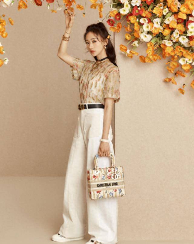 吴谨言t恤破大洞,拿回形针救场堪称教科书,这谁想得到_look_身材_白色