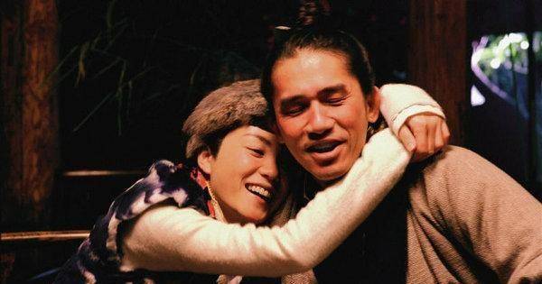 不介意闺蜜靠老公肩膀,年过半百仍俏皮_生活_关系_问题