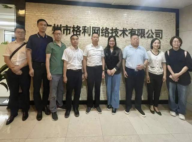 二级调研员王理先和黔东南州交旅集团党委委员,副总经理袁仁勇等领导