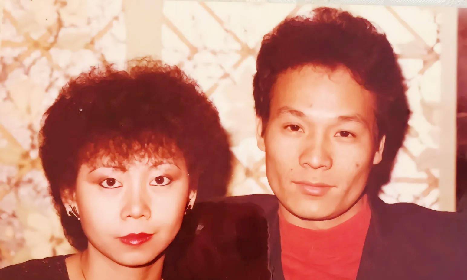 吴志雄晒合照庆结婚周年翻车!公开与女孩牵手,朋友在其餐厅被砍