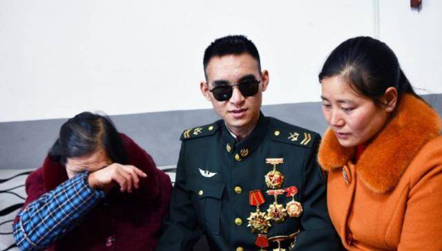 "排雷英雄"杜富国,和平年代被授一等功,一家四兄妹皆坚守一线_杜俊