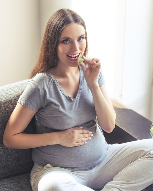 孕妇吃葡萄对胎儿有什么好处(怀孕吃葡萄的功效与作用)