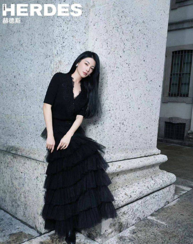 张雨绮素妆颜值在线 穿红色长靴御姐气质拉满_黑色_造型_整体