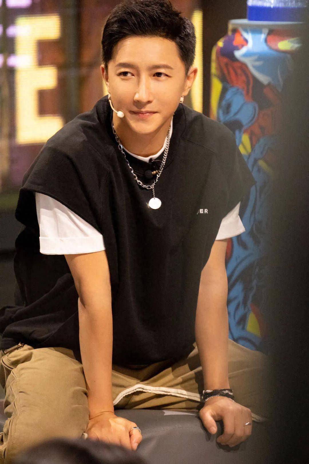 [熊吉]作为当年的偶像天团super junior的队长,韩庚一出道即巅峰,说到