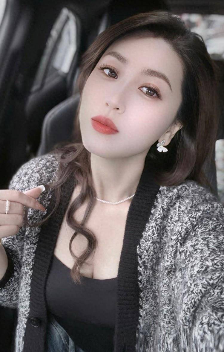 迷人!欣赏精致少妇的精致容貌和自信气质_魅力_个性_细节