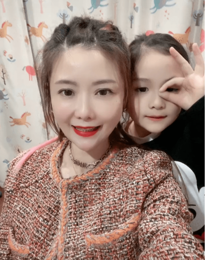 湖南台女子主持人晒病近照,脸色蜡黄身体消瘦,发文感谢老公陪伴_yoyo