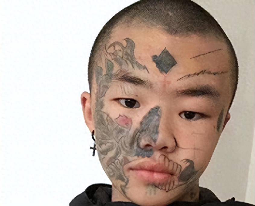 14岁少年全脸纹身惊人变身!你现在不会相信这是谁!