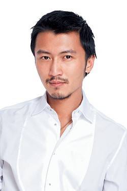 加拿大;1995年留学日本东京修读音乐,15岁创作第一首歌《估计错误》