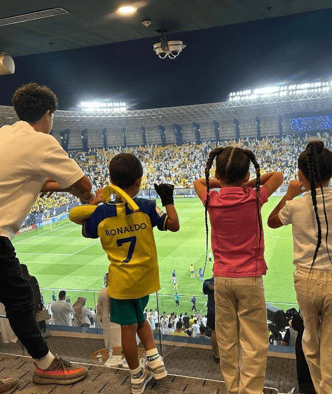 穿c罗同款球衣拎名包秀身材,脚上鞋子也抢镜_穿着_孩子_奢侈品