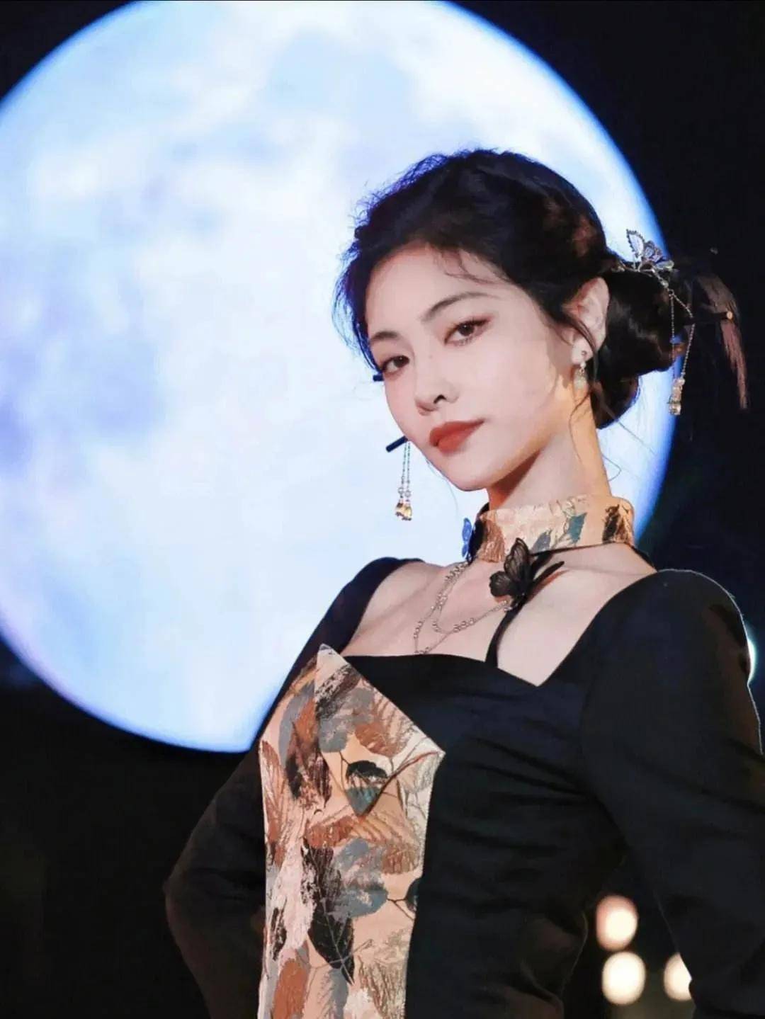 许佳琪参加演出时,突然呼吸困难,表情痛苦呼吸急促让粉丝担忧.