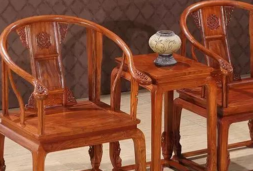 红木家具根据颜色的不同,在雕刻的过程中,也有不同的讲究!