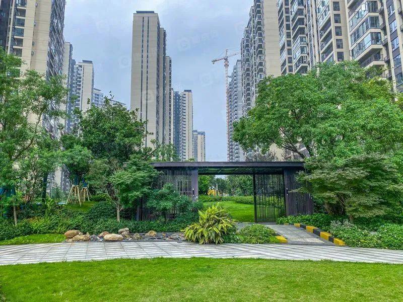 融华盛世华庭由郴州本土实力房企融华地产开发,其先后开发了上品书苑