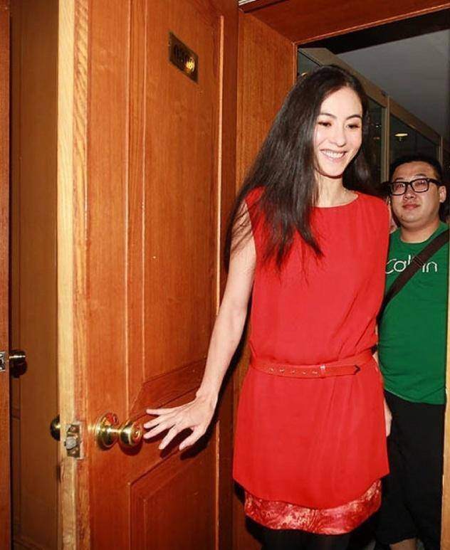 张柏芝再次露出真面目,身穿黑袜,红裙,女人味十足!_时尚_女孩_女明星