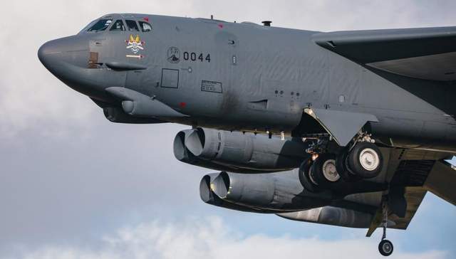 解放军战机的拦截动作,把美军b52轰炸机吓着了_中国_飞行员_南海