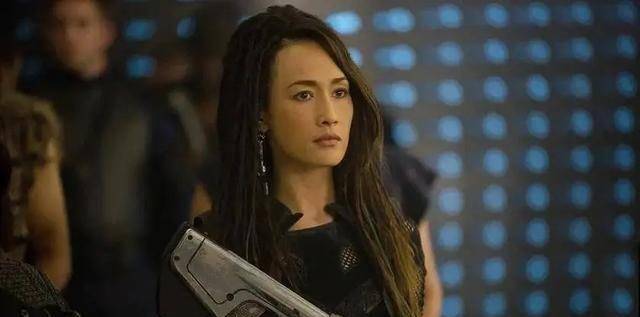 由于他傲人的外表,李美琪很快就在香港娱乐圈出名,并开始出现在平面