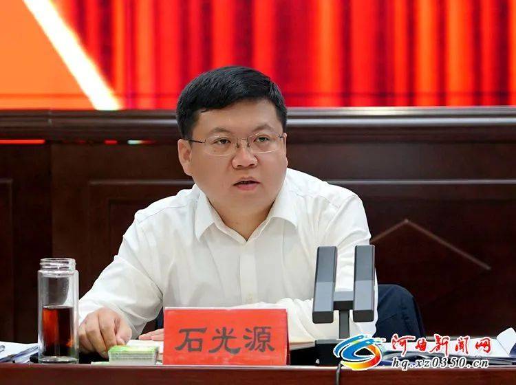 河曲县委书记石光源与到村工作大学生面对面谈心谈话