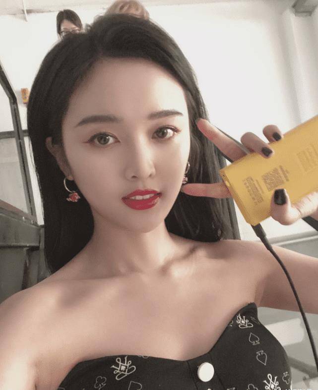 吴宣仪只顾脸美却忽略了脖子,近景中痕迹明显,修图师都拯救不了_脸部