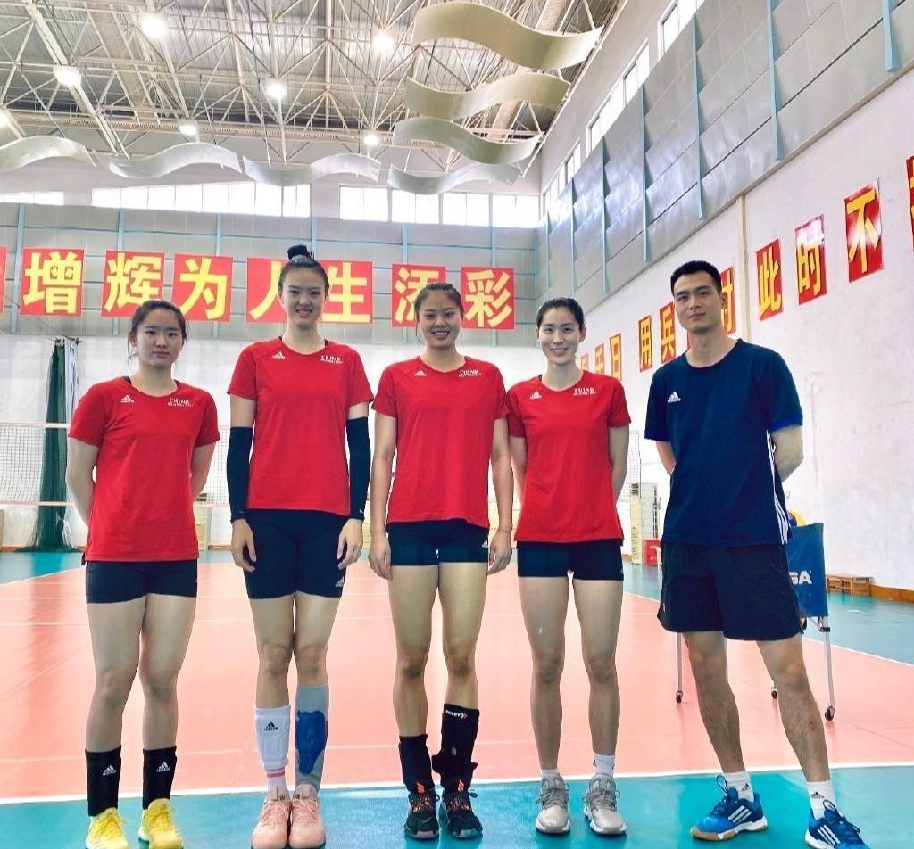 陪打教练李童 艳福不浅 接连跟龚翔宇和朱婷传绯闻 还是长得太帅的错
