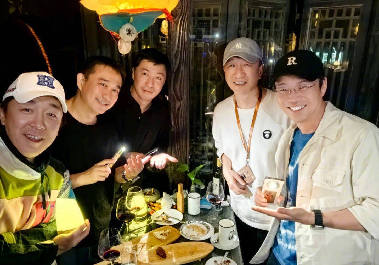 极限男人帮乌镇聚餐 黄渤张艺兴黄磊亲密合照_友情_照片_散发出