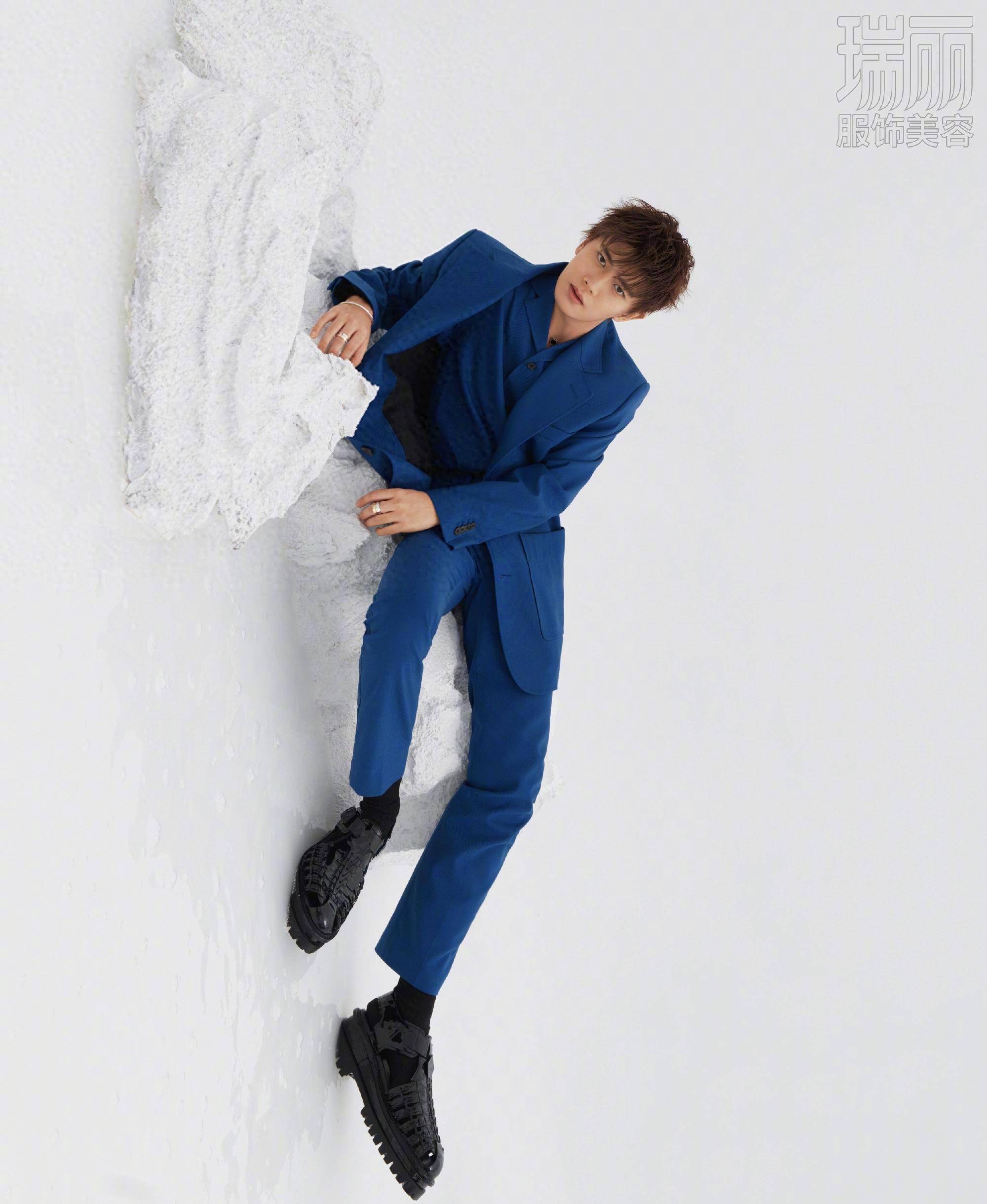 任嘉伦西装大片超飒!