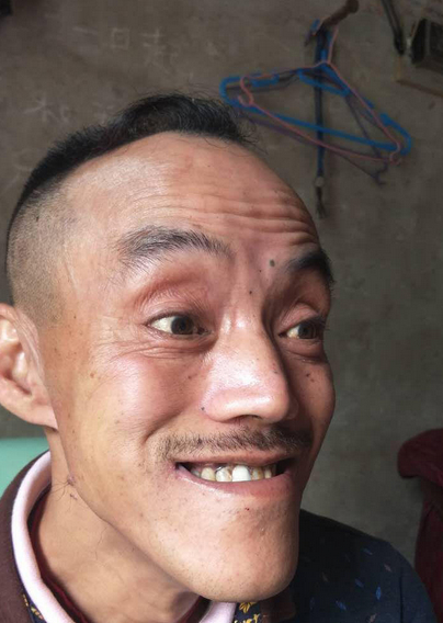 他的名字叫做冯加六,本来他是一个平凡的农夫,诚实