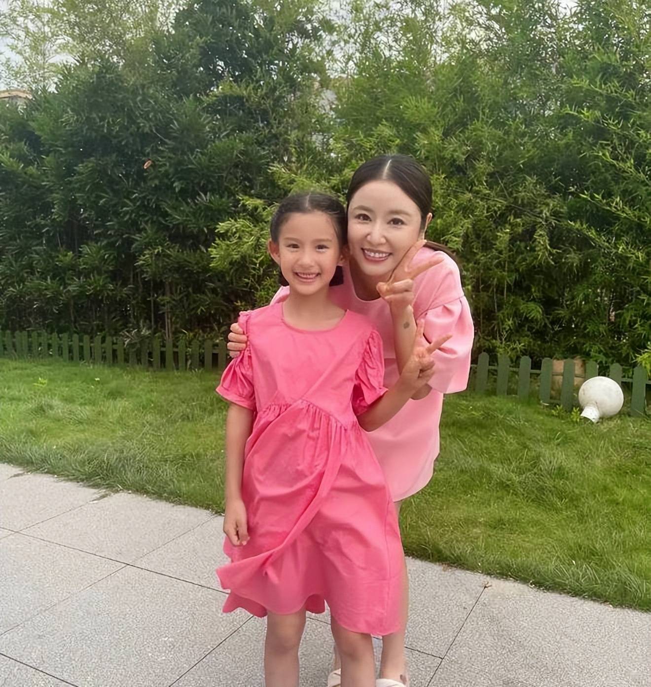 霍建华一家海边游玩,林心如和小海豚出镜,很温馨!_女儿_紫薇_夫妻