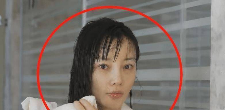 39岁李小璐素颜录视频,整容痕迹太明显,不说差点以为是两个人_化妆