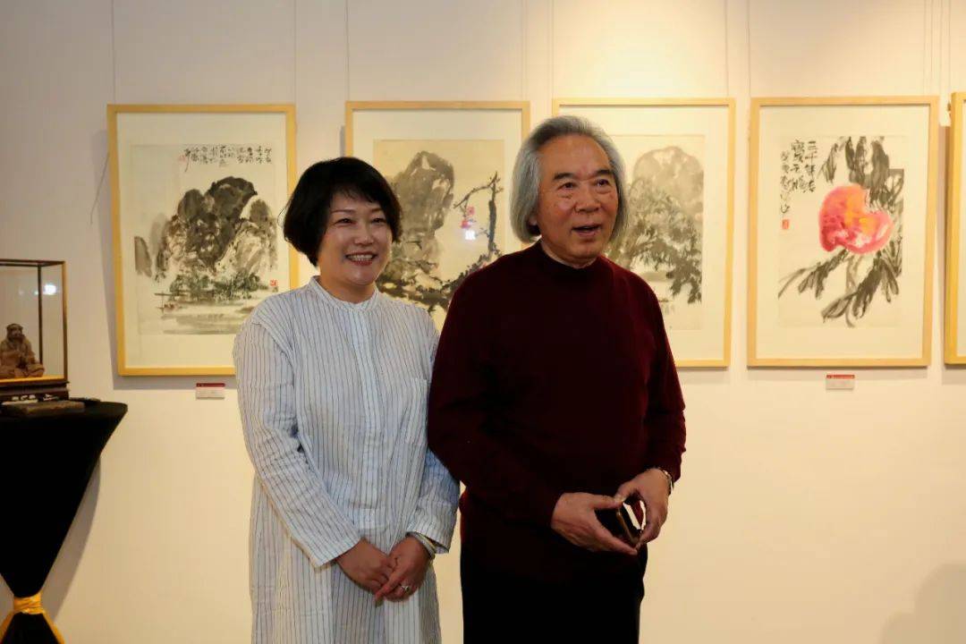 观看作品画展开幕仪式由玺朗艺术空间总经理萧冰主持天津工艺美院教授