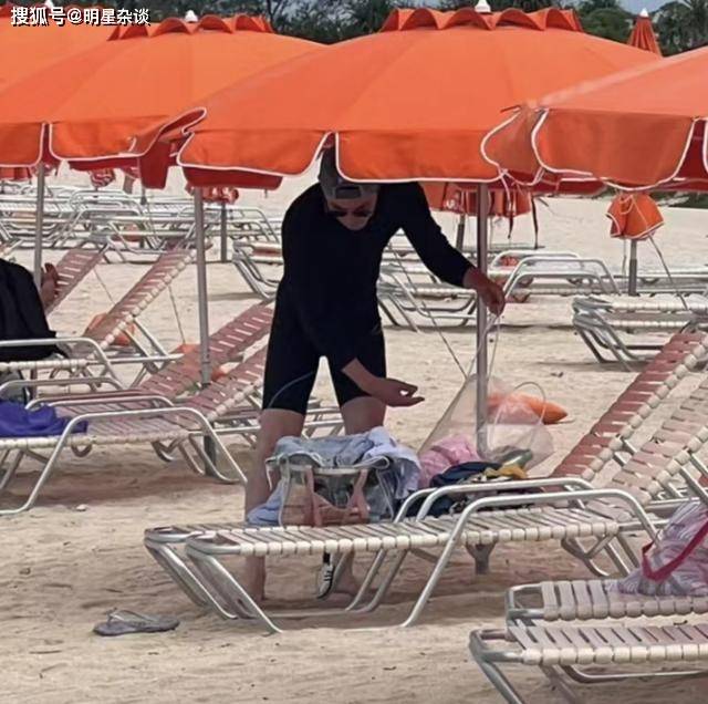 林心如一家去日本度假,小海豚穿泳衣在海边玩耍,霍建华一脸宠溺_女儿