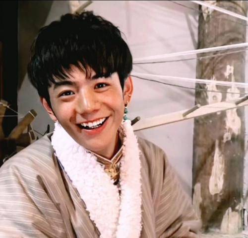 人们的担心也是多余的,当地政府让丁真做四川理塘旅游宣传大使,同时丁