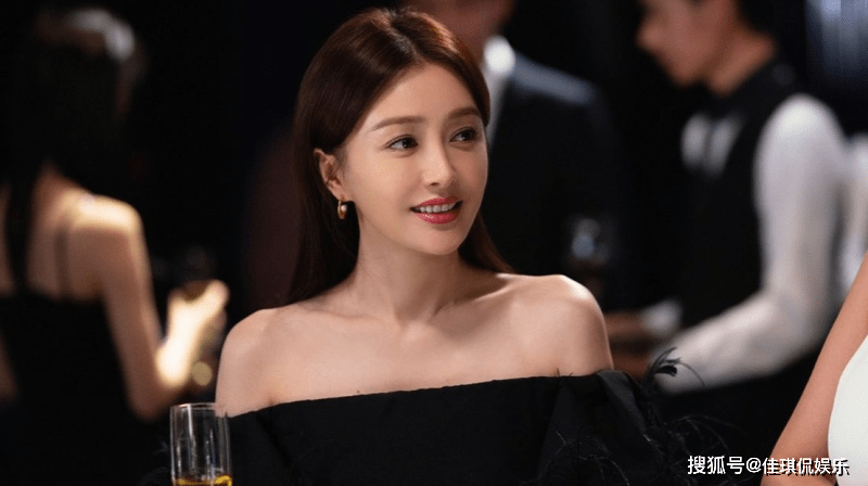 为什么很多人说秦岚丑?看她20岁时的旧照就知道了,44岁依然漂亮!