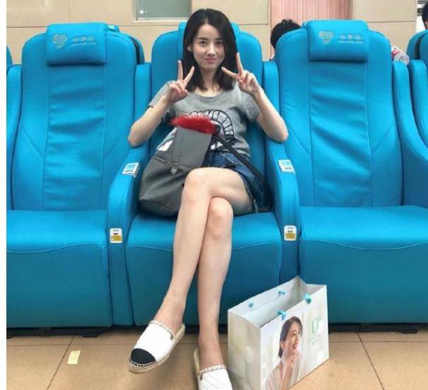 她被周星驰一眼相中,凭一双奶油腿在娱乐圈不火也难_身材_新人_一举一