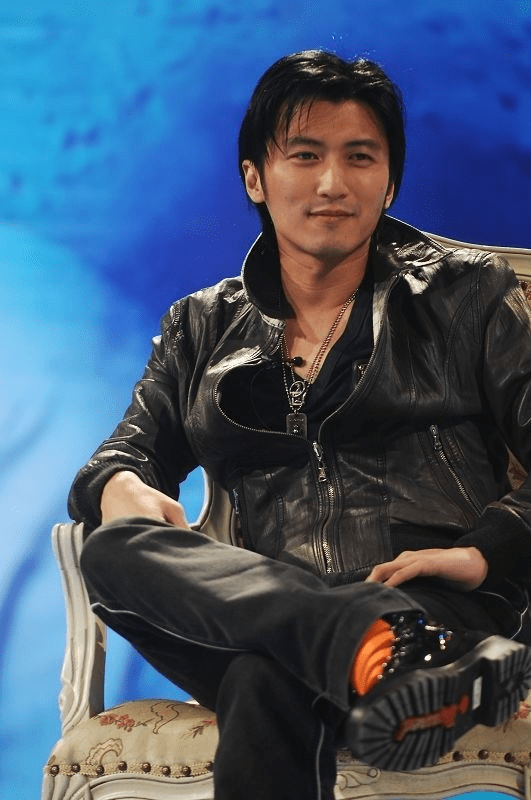 花臂谢霆锋,香港街头手持冒蓝火的加特林"嗒,嗒,嗒!"扫射