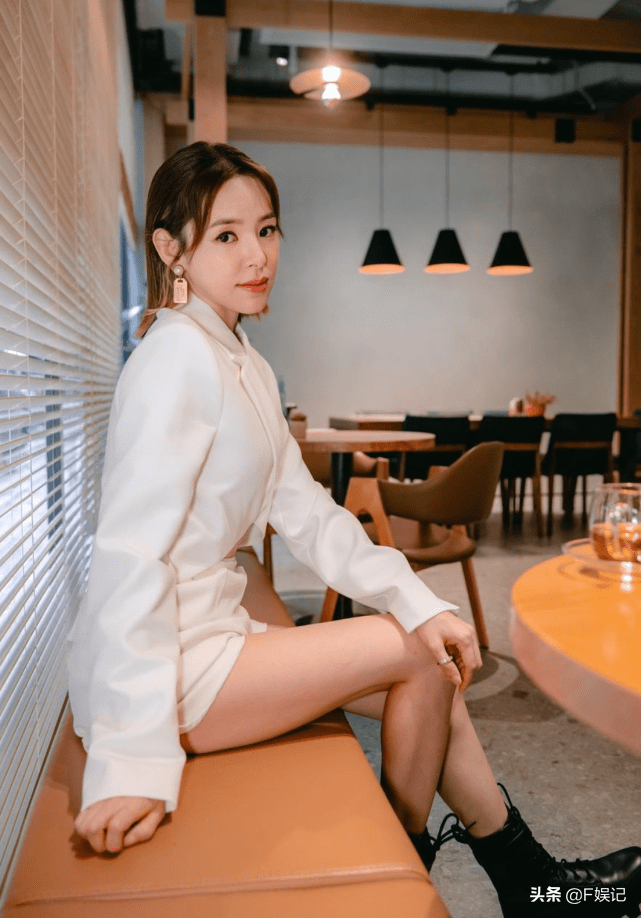 tvb女艺人谭凯琪首次带女儿到泳池玩水, 女儿在水中哭得很厉害_家庭