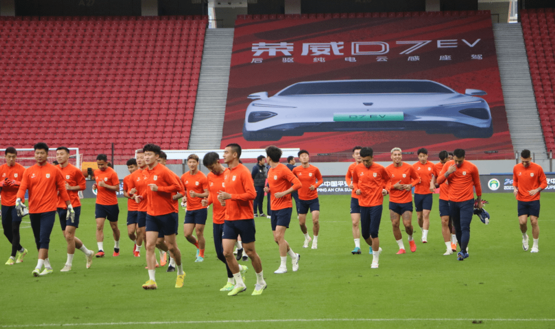 泰山队26日抵达上海后以恢复调整为主,27日在浦东足球场外场进行训练.