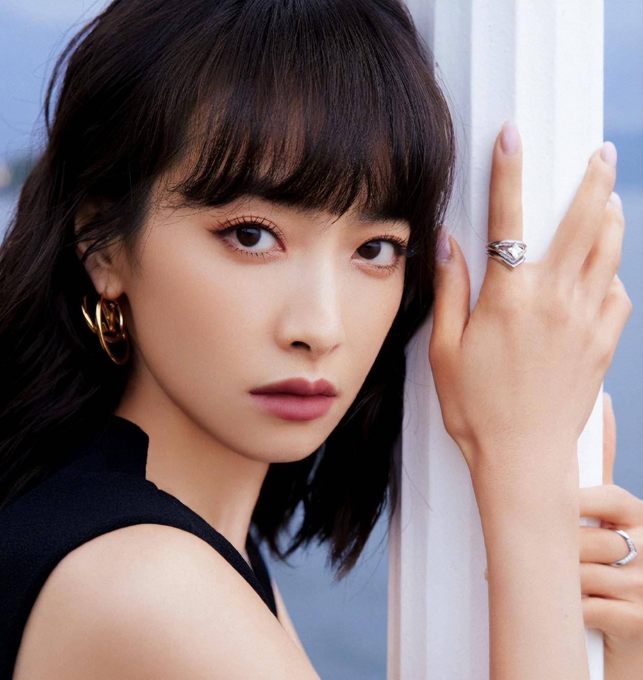 宋茜造型撞衫葫芦娃,被指丑衣服,肤色内衬像没穿,全身都是高奢_穿着